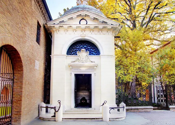 Wood Exclusive With Free Parking *